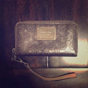 Michael kors wallet!!